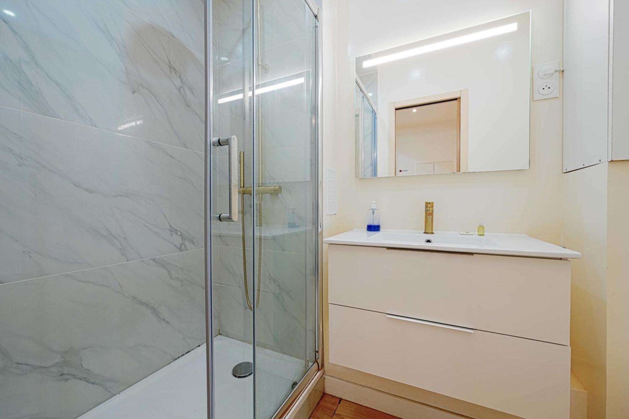 Modern Renovated Studio With A Touch Of Gilded Glamour Central Paris Apartment Екстериор снимка