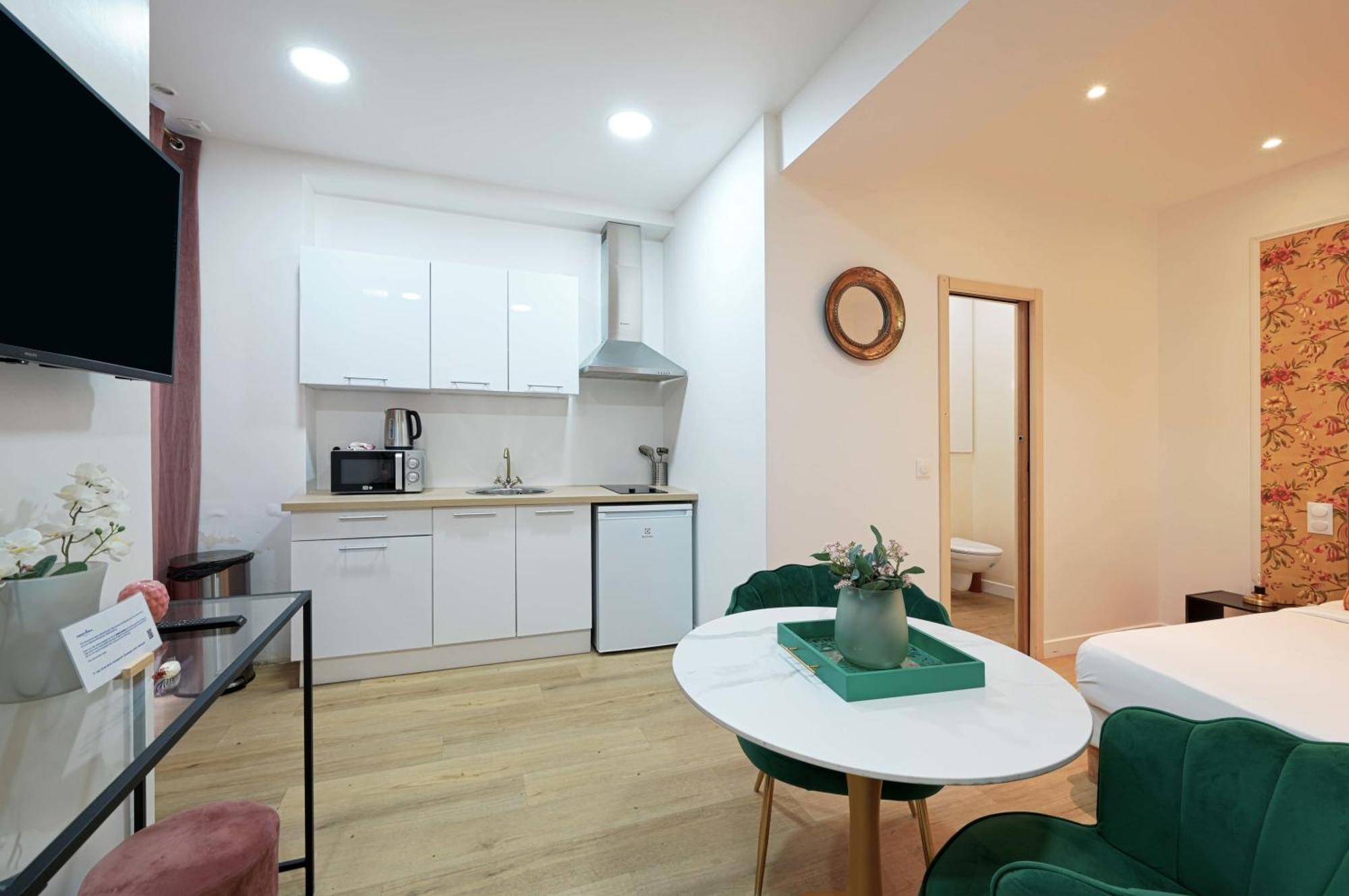 Modern Renovated Studio With A Touch Of Gilded Glamour Central Paris Apartment Екстериор снимка